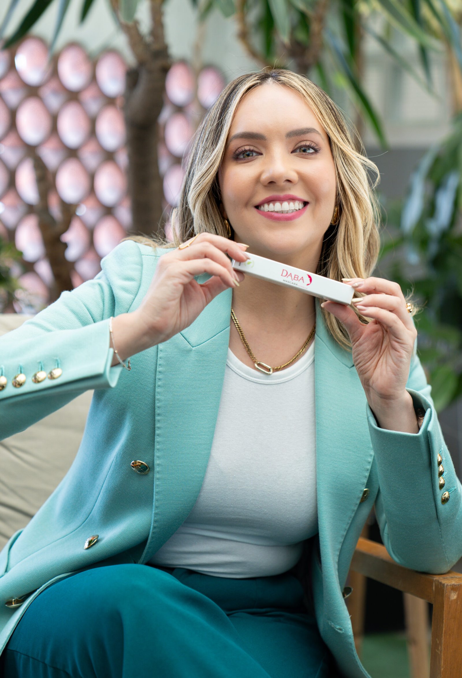 Lasholutely official U.S. distributor of DABALASH lash and brow growth products
